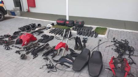 Componentes de motos foram apreendidos na residência