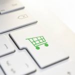 Quase metade dos brasileiros faz compras online