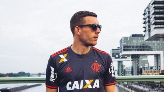 Podolski, ex-jogador alemão, com a camisa do Flamengo