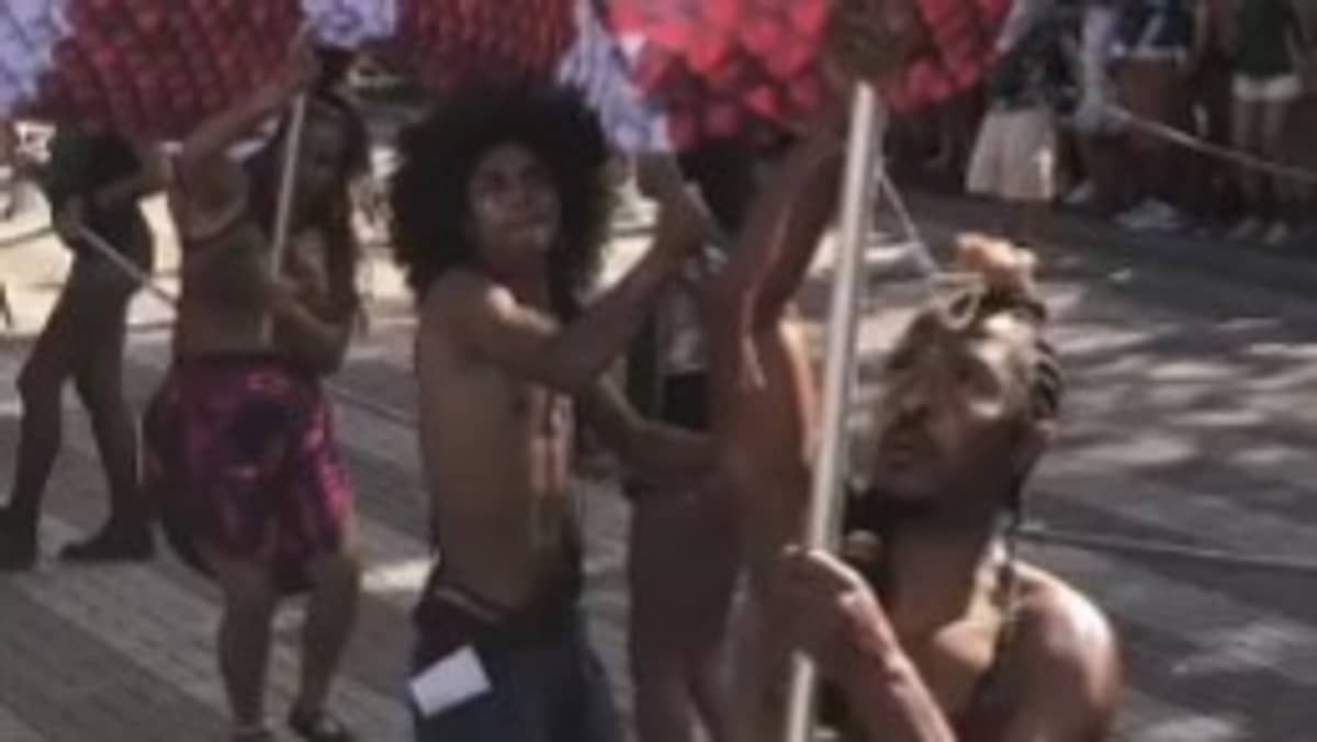 Bloco Angola Janga desfila no Centro de BH; confira imagens