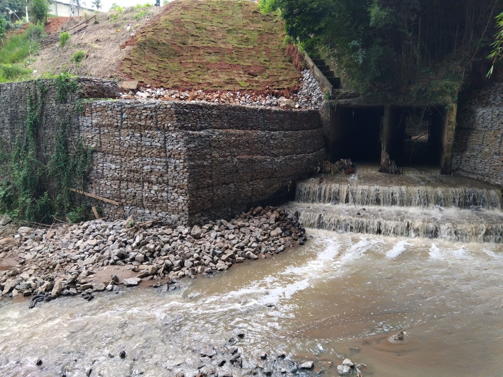 Concluída obra de drenagem e contenção na saída de Varginha para Elói Mendes