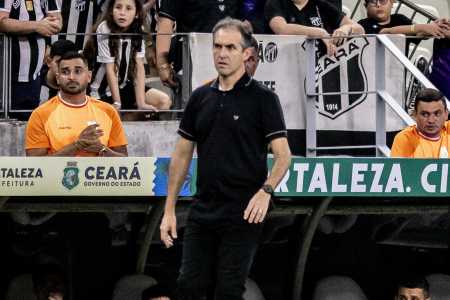 Léo Condé, técnico do Ceará, durante jogo na Arena Castelão
