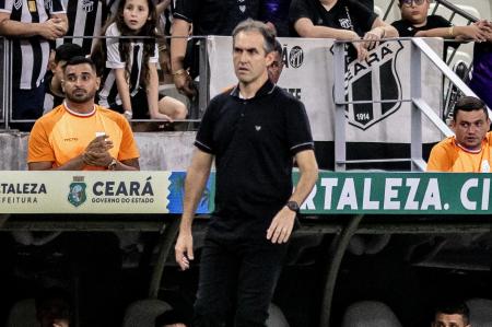 Léo Condé, técnico do Ceará, durante jogo na Arena Castelão