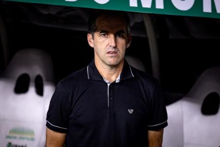 Treinador Léo Condé no banco de reservas durante jogo entre Ceará e Flamengo
