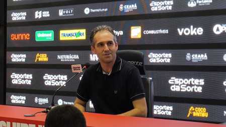 Técnico Léo Condé, do Ceará, durante entrevista coletiva