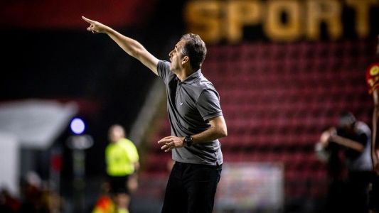 Técnico Léo Condé durante partida entre Sport e Ceará