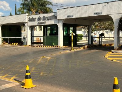 Portaria do condomínio da residência do ex-presidente Jair Bolsonaro, em Brasília.