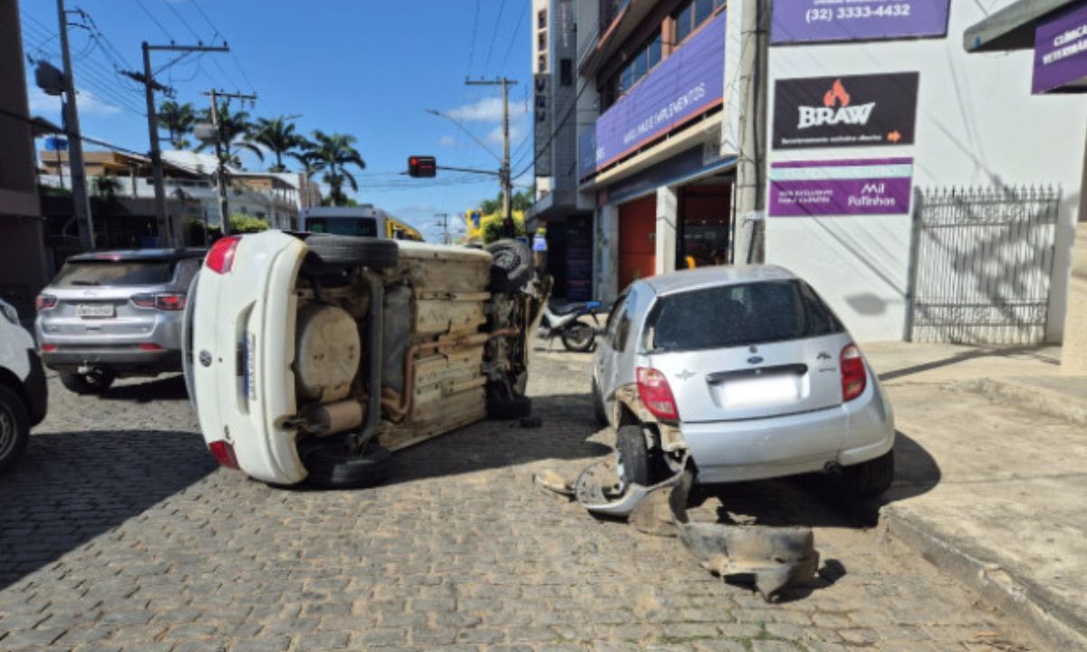 Motorista passa mal e se envolve em acidente no Centro de Leopoldina (MG)