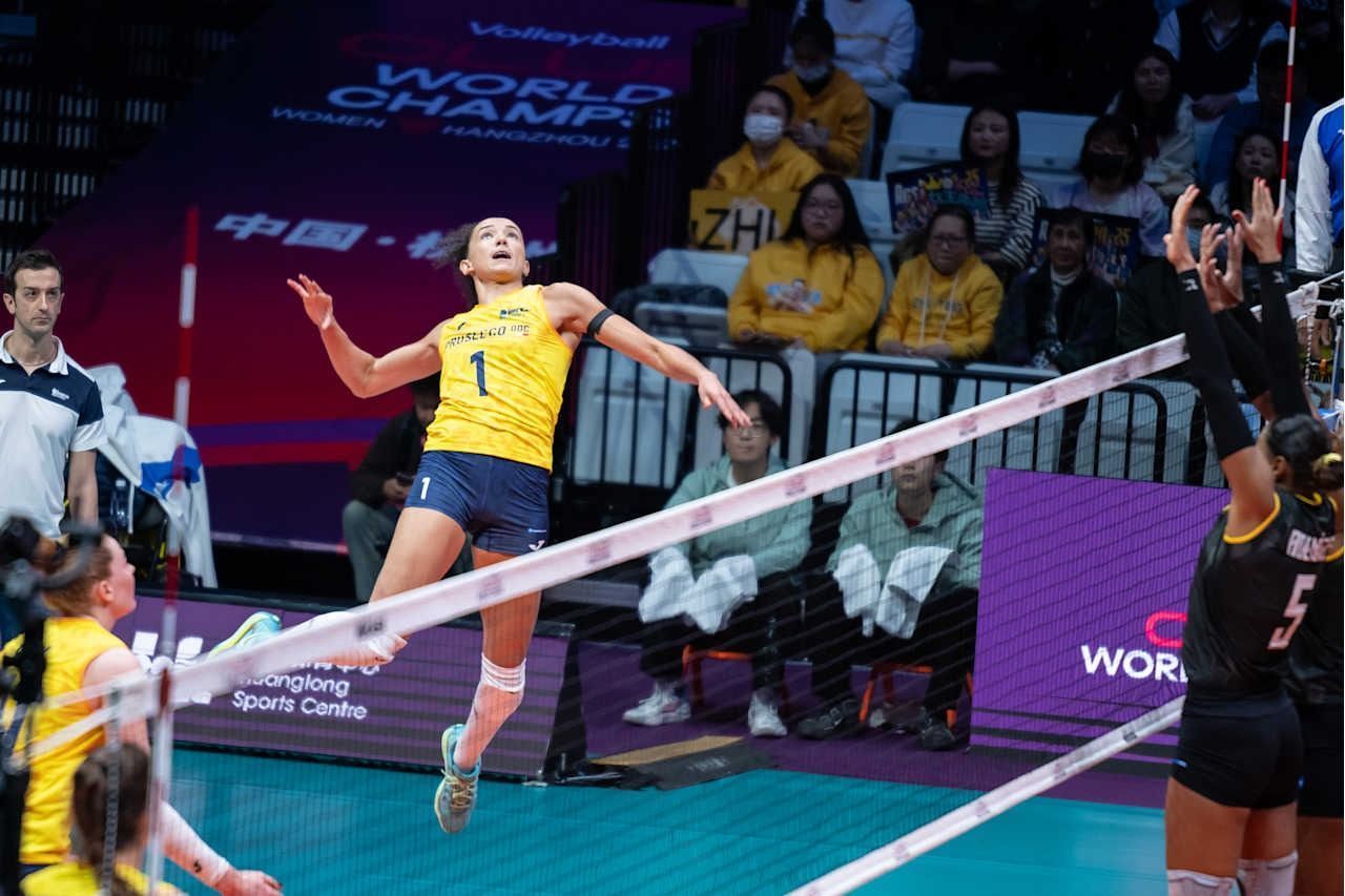 Vôlei: Dentil Praia Clube é derrotado pelo Conegliano na estreia do Mundial