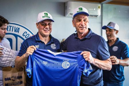 Ex-presidente do Flamengo, Rodolfo Landim (à direita) posa ao lado do presidente do Confiança, Pedro Dantas