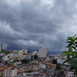 Chove em Belo Horizonte; confira regiões e alertas da Defesa Civil