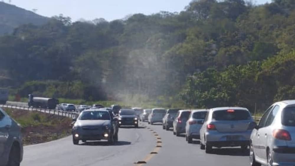 Motoristas enfrentam trânsito complicado na BR-381, na Grande BH, na manhã deste sábado