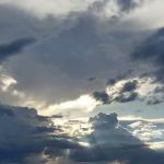 Sem chuva, com calor à tarde e friozinho à noite: entenda a virada no tempo