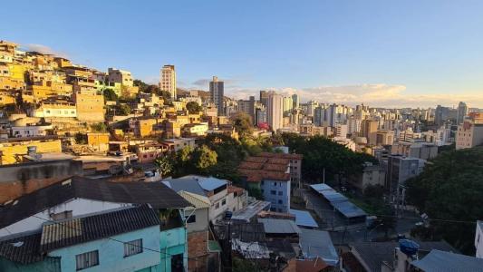 Imagem panorâmica ilustrativa de céu claro com poucas nuvens em Belo Horizonte