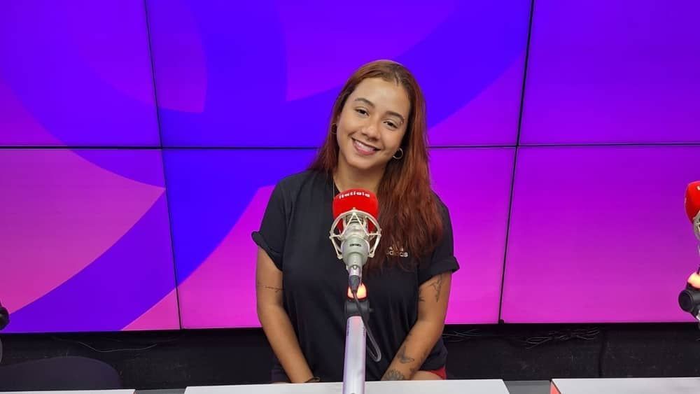 Cantora que levou garrafada na cabeça em BH desabafa: 'tentativa de homicídio'
