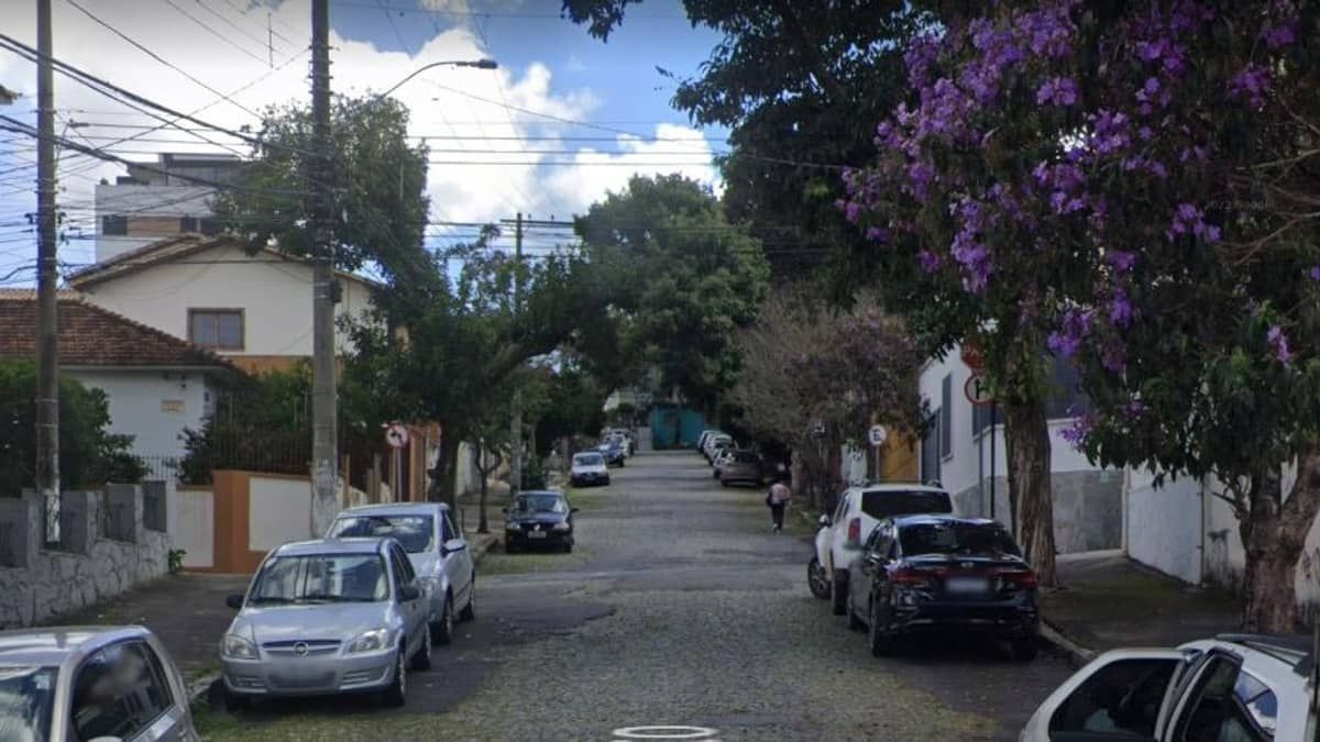 Idosa é rendida na cama e ladrões armados levam televisão e celular  