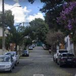 Idosa é rendida na cama e ladrões armados levam televisão e celular  