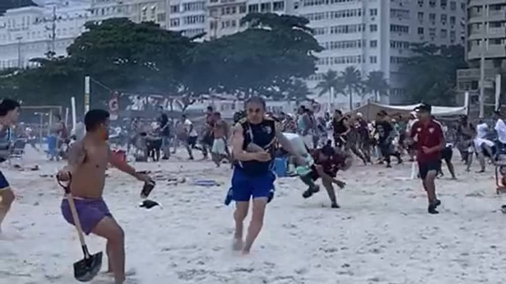 Torcidas de Fluminense e Boca entram em confronto em Copacabana; veja o vídeo