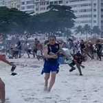 Torcidas de Fluminense e Boca entram em confronto em Copacabana; veja o vídeo