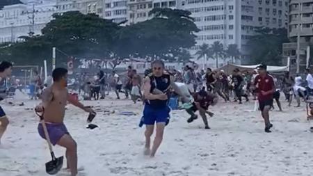Confronto entre torcedores do Boca Juniors e do Fluminense na Praia de Copacabana