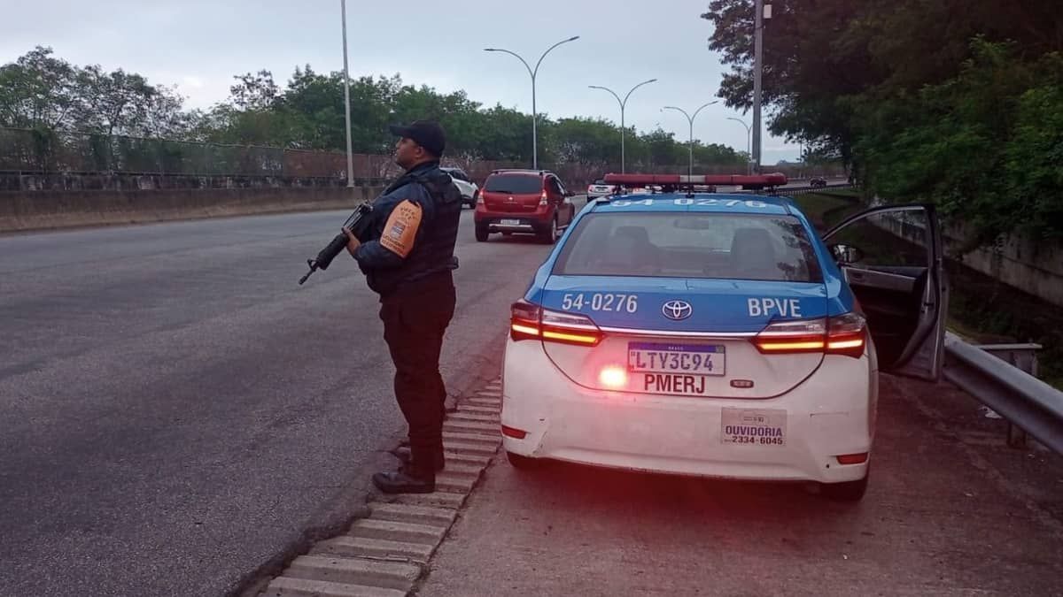 Dois policiais e três suspeitos morrem durante confronto no Rio de Janeiro