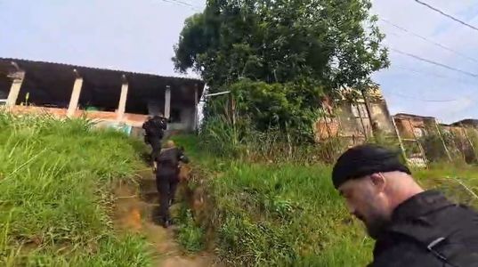 Confundida por traficantes, menina de 13 anos é vítima de estupro coletivo no RJ