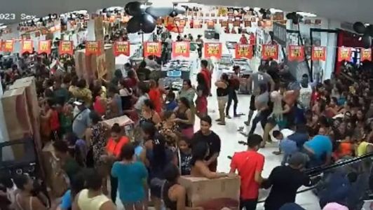Vídeos nas redes sociais mostram o momento em que a loja abre e os clientes correram para pegar os produtos em promoção