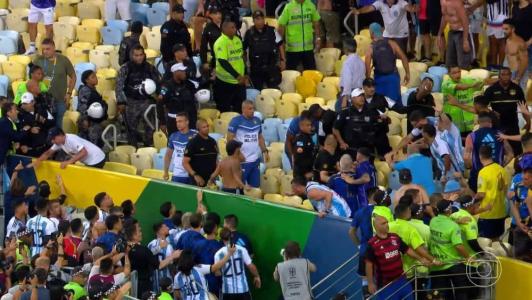 Confusão atrasou início da partida