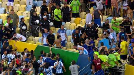 Confusão atrasou início da partida