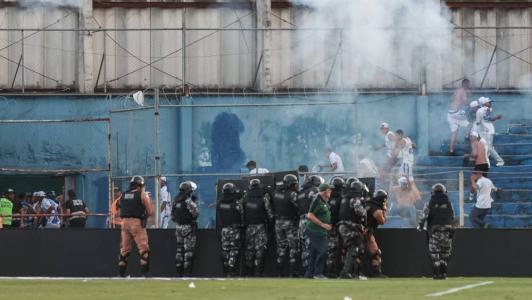 Confusão, baderna e violência marcaram o duelo entre Coritiba e Cruzeiro, no Durival Britto