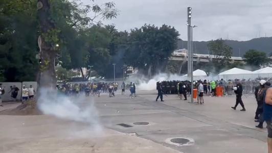 Confusão e bombas no acesso da torcida do Boca Juniors ao Maracanã