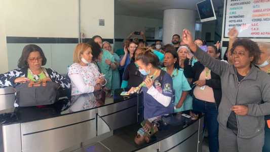 Confusão na porta da unidade hospitalar, na manhã deste sábado (10), acontece durante estado de greve dos servidores