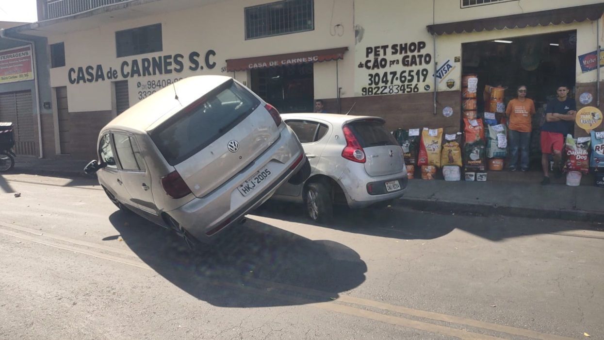 BH: ladrão sequestra mulher, exige Pix de R$ 300 e abandona carro em cima do outro