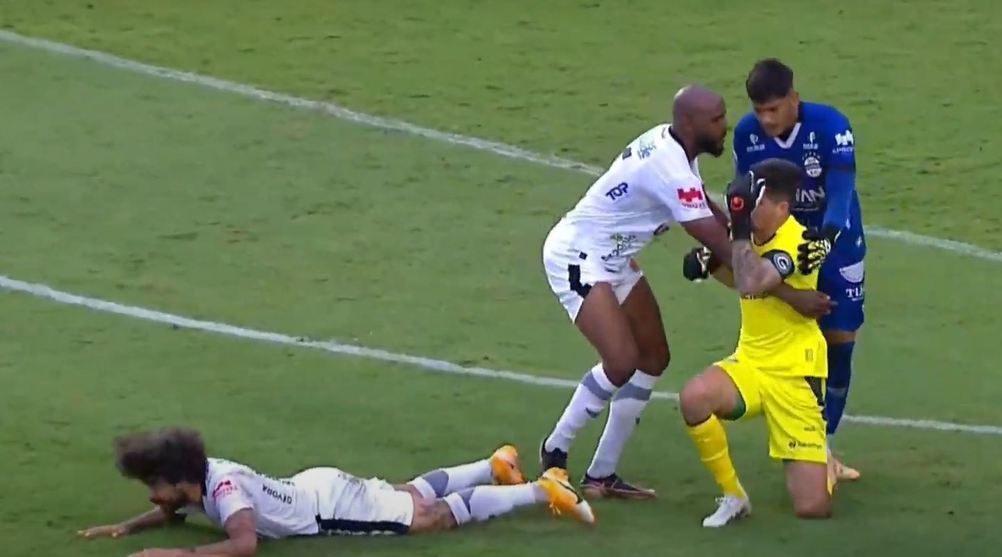 Ex-Atlético provoca após 'cavadinha', e jogo do Goiás tem confusão generalizada; assista