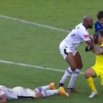 Ex-Atlético provoca após 'cavadinha', e jogo do Goiás tem confusão generalizada; assista