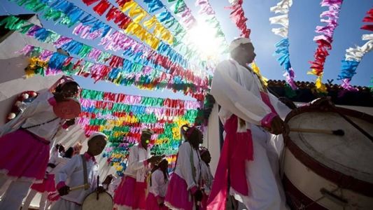 Congado é uma manifestação cultural afro-brasileira que combina elementos religiosos, musicais e dançantes