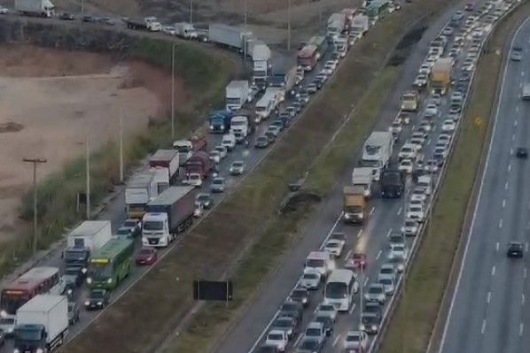 Volta do feriado de Réveillon para BH tem congestionamento nas estradas