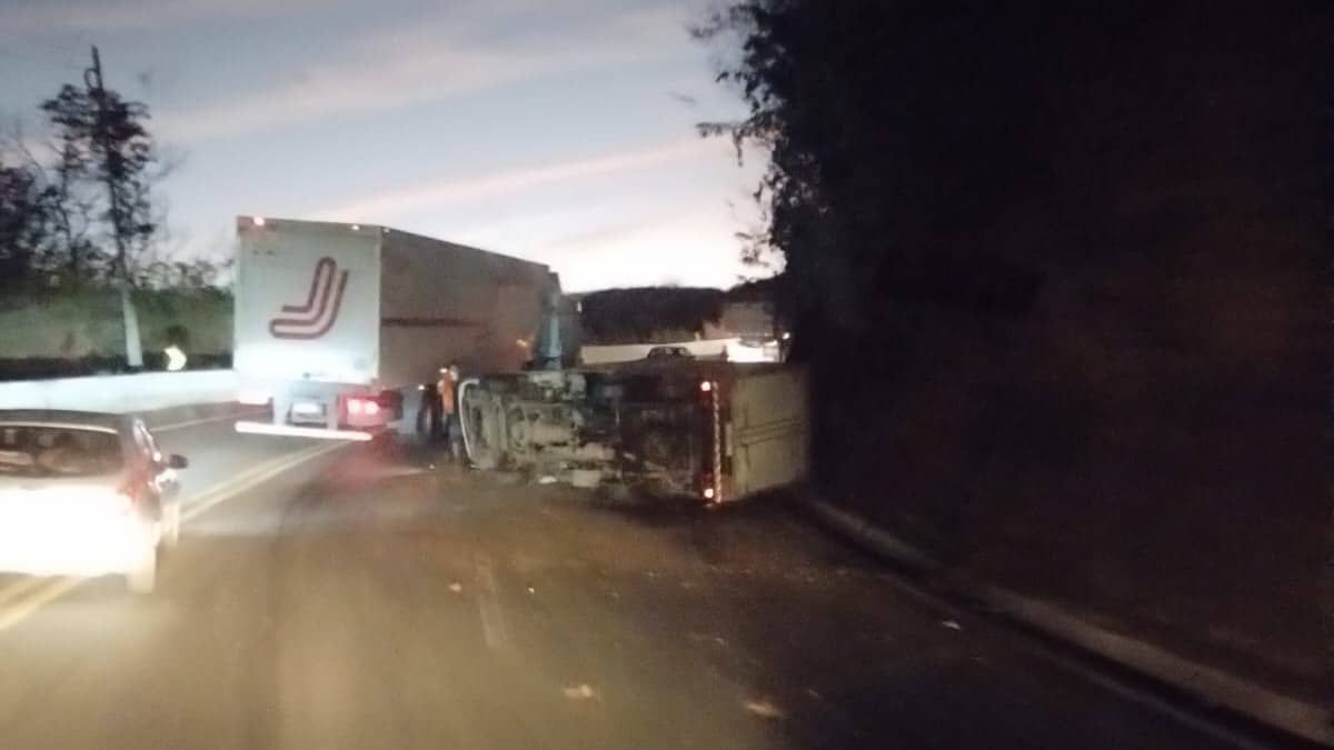 Vídeo: caminhão tomba na BR-381 no sentido Vitória e congestionamento passa de 6 Km  