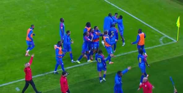 Jogadores da República Democrática do Congo comemoram gol marcado diante de Camarões