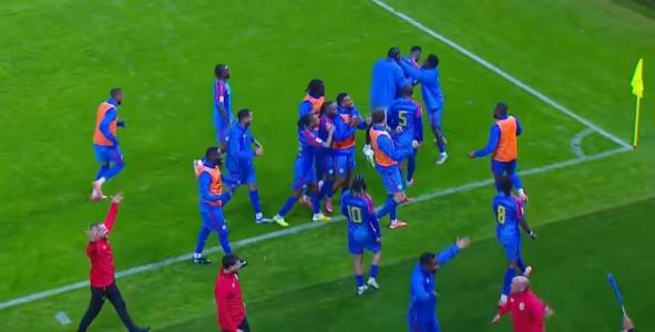 Jogadores da República Democrática do Congo comemoram gol marcado diante de Camarões