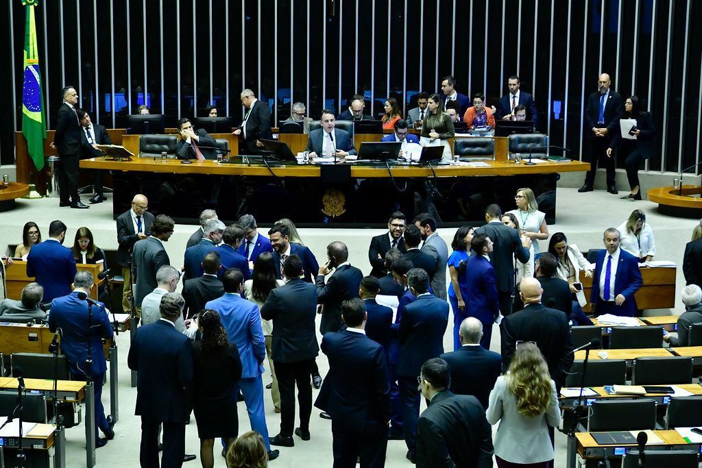 PL do Veneno: Congresso derruba veto de Lula, e registro de agrotóxicos caberá ao Ministério da Agricultura