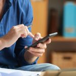 Whatsapp libera envio para número ilimitado de pessoas; entenda