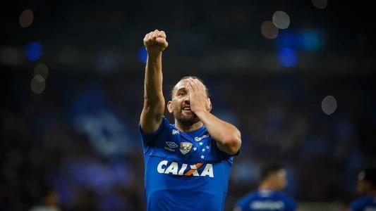 Conhecido como "O Pirata", Barcos comemora gol pelo Cruzeiro, no Mineirão