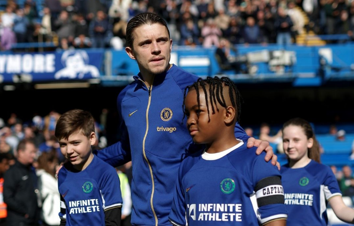 Chelsea sai em defesa de meia acusado de racismo contra criança na Premier League
