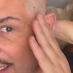 Com câncer no reto, Conrado raspa o cabelo após início da quimioterapia