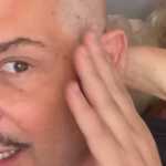 Com câncer no reto, Conrado raspa o cabelo após início da quimioterapia