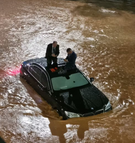 Cônsul dos Emirados Árabes é resgatado pelo teto do carro durante temporal em São Paulo; veja imagem