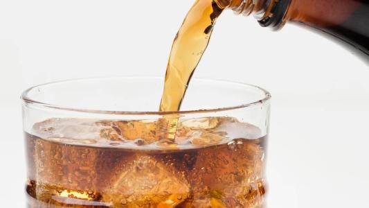 Consumidor diz ter achado o objeto estranho após ingerir a bebida