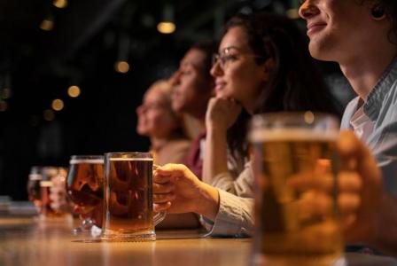 Consumo de álcool cai no Brasil, mas abuso entre mulheres e adolescentes preocupa