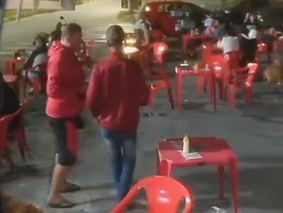Vídeo mostra discussão entre pedreiro e motorista por causa de música de ‘corno’